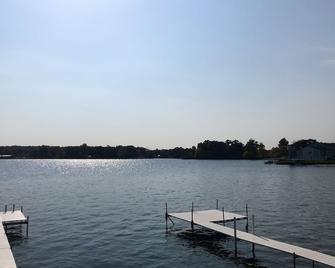 Waterfront Cottage on Lake Manitou - Sleeps 10 - Rochester - Vista del exterior