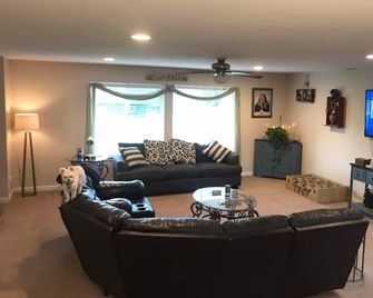 Beautiful 3 bed 2 bath house 2mi from ferry to downtown Seattle - Port Orchard - Sala de estar