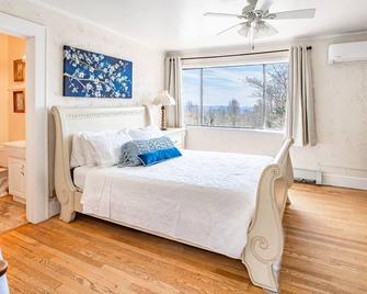 Echo Mountain Inn - Hendersonville - Bedroom