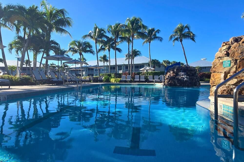 Free Golf! Stay, Play, Work from Luxury - Naples - Uima-allas