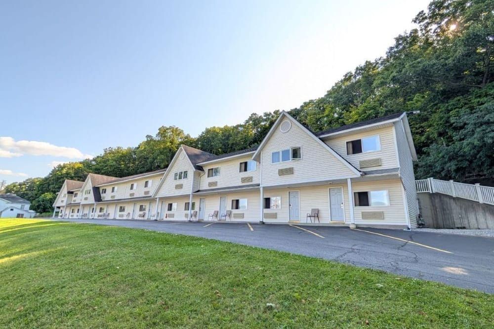 The Falls Motel - Watkins Glen - Building