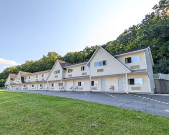The Falls Motel - Watkins Glen - Building