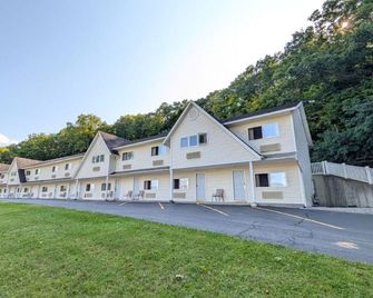 The Falls Motel - Watkins Glen - Building