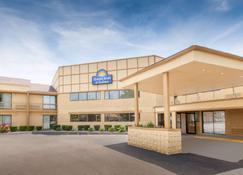 Days Inn & Suites by Wyndham Madison Heights MI - Madison Heights - Gebouw