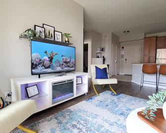 Upscale Condo, Washer and Dryer, Fireplace, King Bed, Close To It All - Downers Grove - Living room