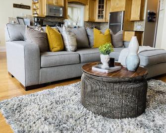 SouthLake Cottage on The Lake. - Washago - Living room
