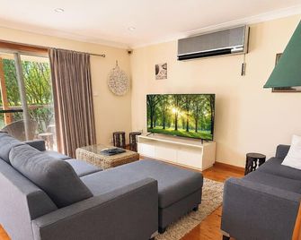 Wemberley Lakehouse- Absolute waterfront and pool - Wangi Wangi - Sala de estar