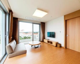 Kumho Jeju Resort - Jeju City - Living room