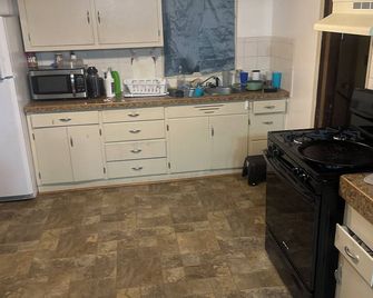 3-bdrm house with AC, small fitness station, WiFi in enchanting Waterloo Iowa. - Waterloo - Kitchen