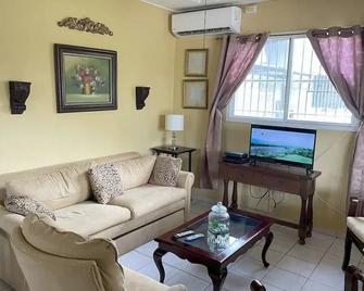 Enjoy family size cozy home\n\n - Penonomé - Sala de estar