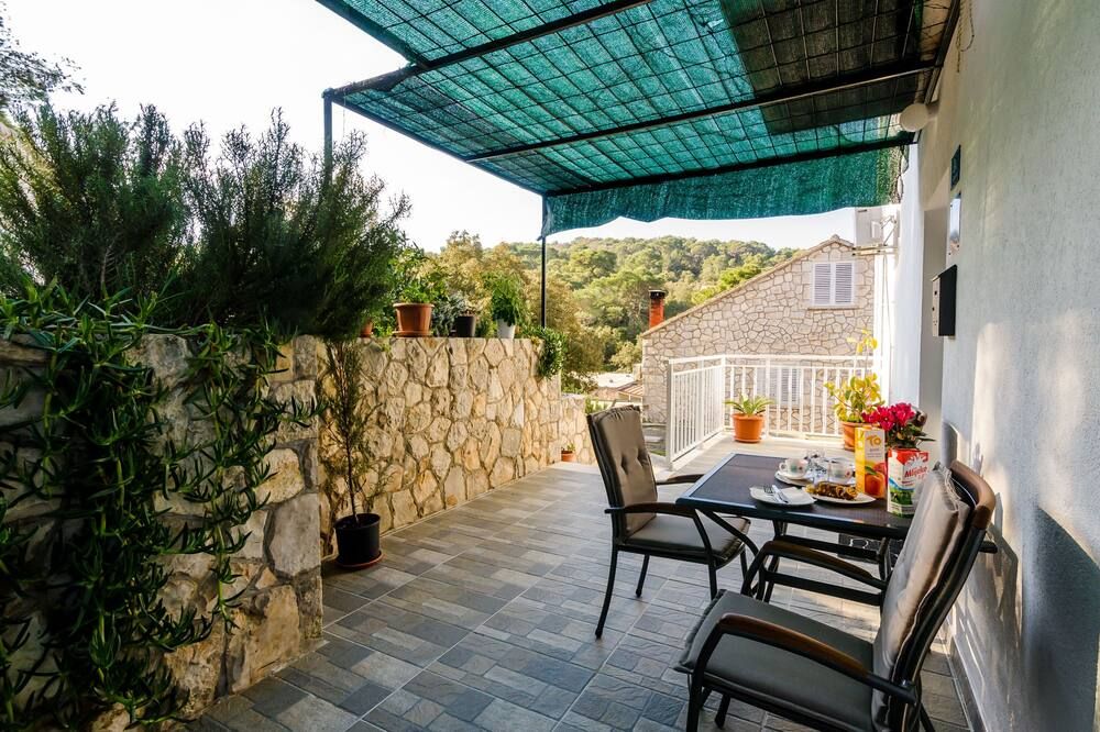 أبارتمنتس لورينا ملجيت - Pomena - شرفة