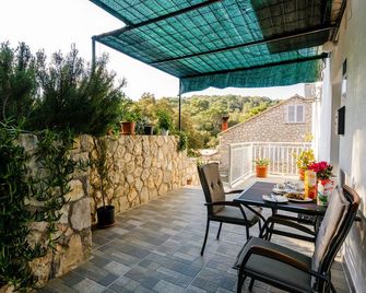 أبارتمنتس لورينا ملجيت - Pomena - شرفة