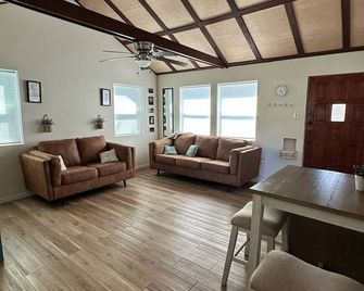 Charming 1-bedroom Cottage with WiFi and AC in peaceful Temple - Temple - Living room