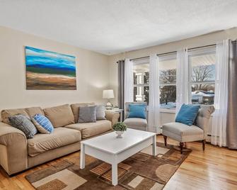 Cheerful Spacious Home near Lake Owasso - Roseville - Living room