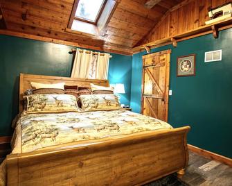 Escape to this cozy cabin in the woods! - Mill Run - Bedroom