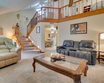 Tahlequah Duplex with Screened-in Porch and Fire Pit! - Tahlequah - Sala de estar