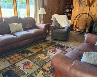 Hunters, snowmobiles, Xcountry ski and snowshoe friendly! - Cimarron - Sala de estar