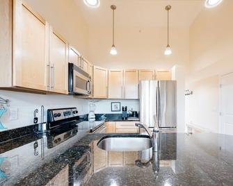 Upscale condo in heart of Dewey with pool & AC - walk to beach, bay & hot spots - Dewey Beach - Kitchen