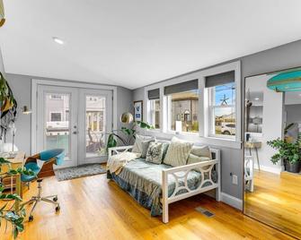 Cloud Break - Newburyport - Living room