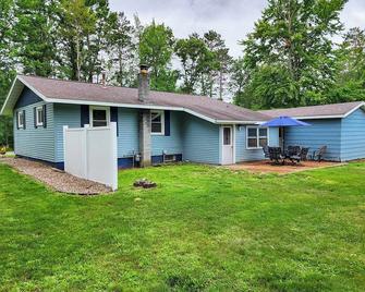 Charming 3-bedroom, 1-bathroom home nestled in the desirable Nokomis area. - Tomahawk - Gebäude
