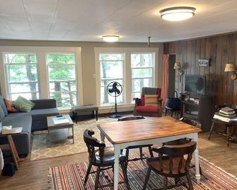 Lake House with Swim Area, Dock, Deck, Canoe, & Paddle Boat (1BR+, Sleeps 6) - Farmington - Comedor