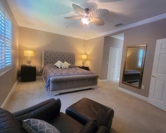 All inclusive golf resort in a 3bed 2bath turnkey condo with a lake view - Alva - Bedroom