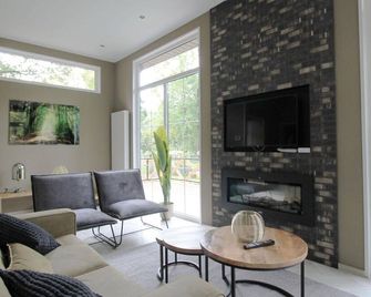 Modern holiday home with decorative fireplace - Hoenderloo - Soggiorno