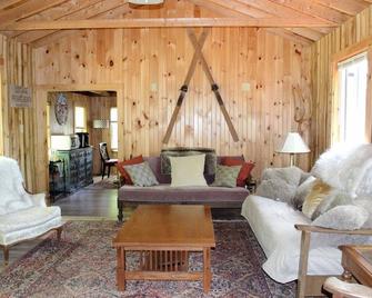 Lake Winnisquam Rental Cabin - Tilton - Wohnzimmer