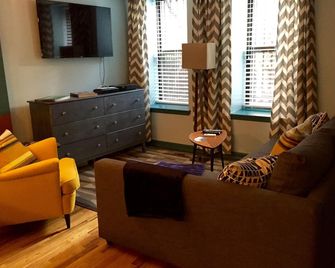 New! Stylish, Inviting Garden Brownstone Studio: Great Location & Fully Equipped - Nueva York - Sala de estar