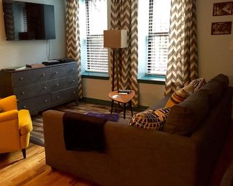 New! Stylish, Inviting Garden Brownstone Studio: Great Location & Fully Equipped - New York - Living room