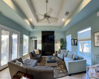 Custom built, completely gated garden home, perfect family getaway. - San Antonio - Living room