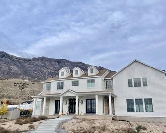 Brand NEW modern ski retreat close to Sundance & BYU - Pleasant Grove - Building