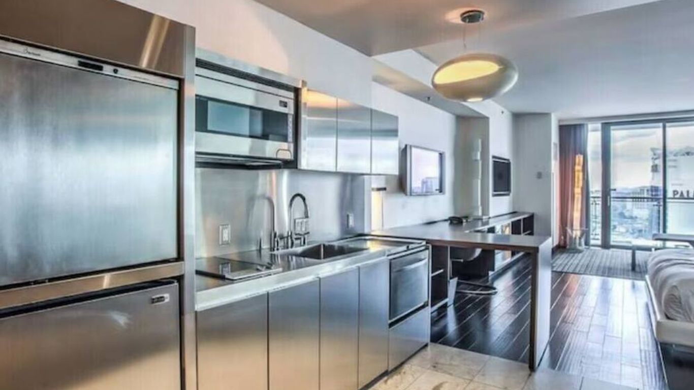 Ava Suite 37th Flr Strip View Balcony Palms Place