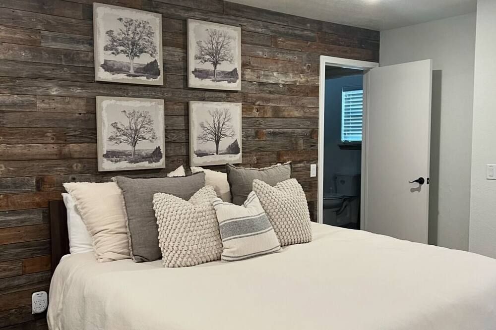 Lakefront Home+Hot Tub with all of the ingredients for a perfect family getaway! - Sulphur - Habitación