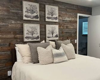 Lakefront Home+Hot Tub with all of the ingredients for a perfect family getaway! - Sulphur - Habitación