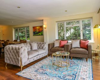 Coventina, Pet Friendly, Luxury Holiday Cottage In Wraysbury - Staines-upon-Thames - Living room