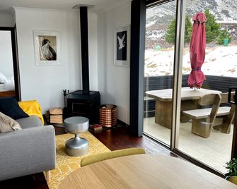 Glamping Vacation at this Eco-Friendly Cottage in South Island, New Zealand - Ohau - Sala de estar