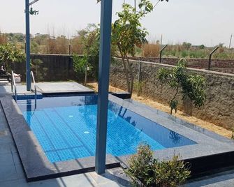 2BHK villa in 16k sqft farmhouse wth view f mini forest nd arawali mountain rnge - Behror - Piscina