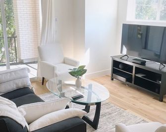 Family-friendly Townhouse on Jefferson Park. 5-minute walk from Empower Field! - דנבר - סלון