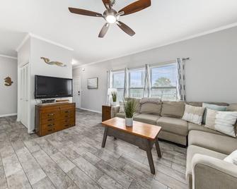 Summerescape - Retreat - Steps To Beach - Spaciouswestbeachcondo - Gulf Shores - Living room
