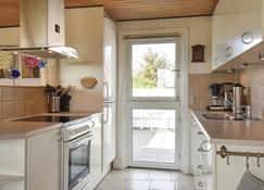 This cozy and well-equipped cottage is located on a beautiful natural plot near the lighthouse Lyngv - Hvide Sande - Küche