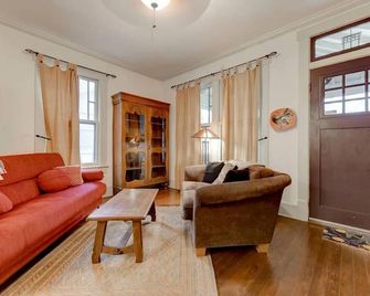 Amazing and Unique Spacious 3bd in Hyde Park - Austin - Sala de estar