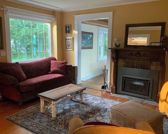 Heavenly Waterfront Retreat - Lake Memphremagog near Jay Peak and Burke Mountain - Newport - Sala de estar