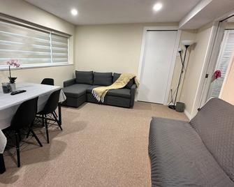 Bright1 BR suite w/ free parking & wifi & Netflix & all basic amenities - Delta - Living room