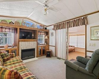 River View/Mtn View Tiny Home! - Sylva - Wohnzimmer