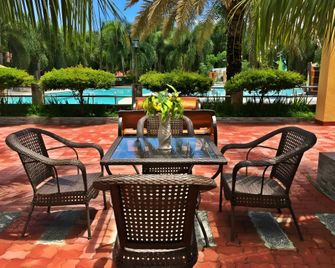 Calinisan Resort Hotel Inc. - Laurel - Βεράντα