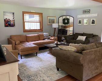 Beautiful, private setting, private pool, close to track & ADKs - Gansevoort - Sala de estar