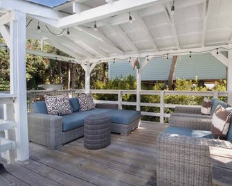 Across from the beach luxury~ Blue Moon - Folly Beach - Balcon