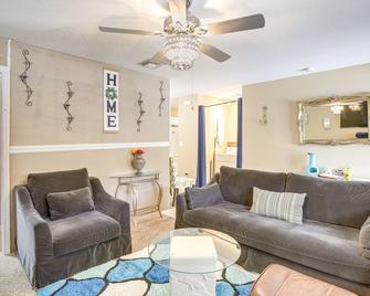 5 Mi to Beach Family-Friendly Home in Clearwater! - Clearwater - Pokój dzienny