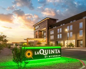La Quinta Inn & Suites by Wyndham Phoenix West / Glendale - Phoenix - Building